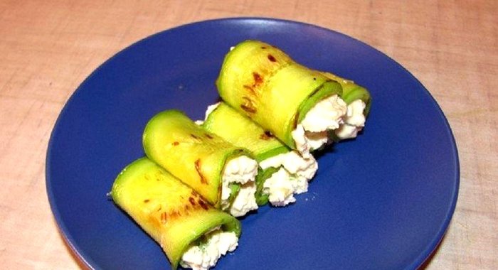 Кабачковые рулетики с пряным сыром