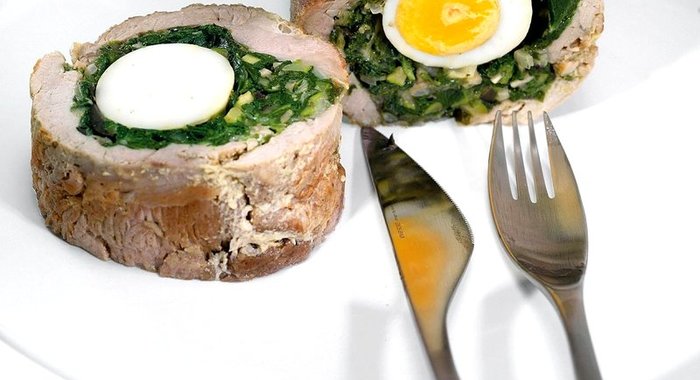 Рулет из свинины со шпинатом и яйцом