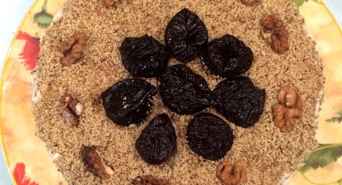 Медовик с черносливом и грецкими орехами