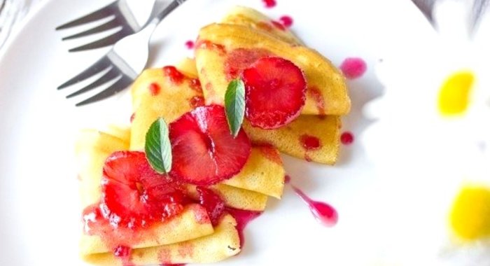 Сливочные блины с карамелизированными сливами