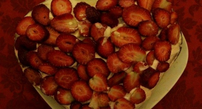 Бисквитный торт с бананами и клубникой