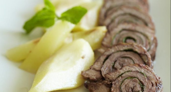 Мясной рулет с фруктами