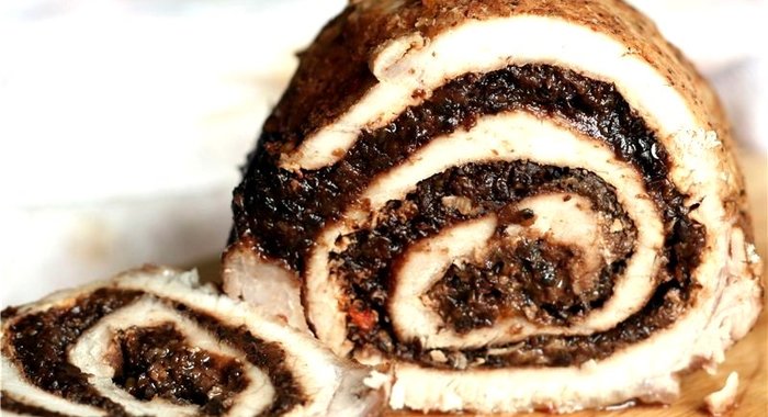 Мясной рулет с черносливом
