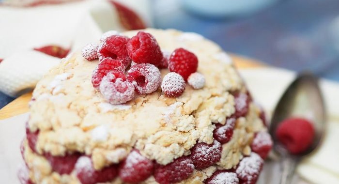 Торт с ряженкой и малиной