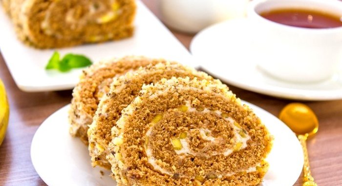 Шоколадный рулет с банановым суфле и грецкими орехами