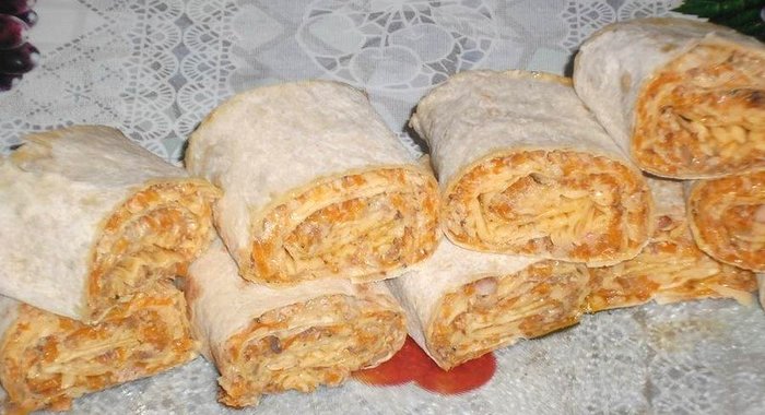 Рулет из лаваша с сайрой и сыром