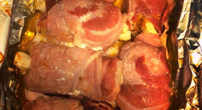 Рулетики из куриного филе в беконе с сыром фета и помидорами