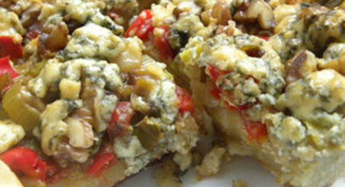 Пирог с голубым сыром и орехами