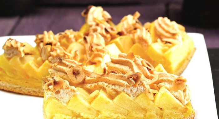 Пирог яблочный с безе и с корицей