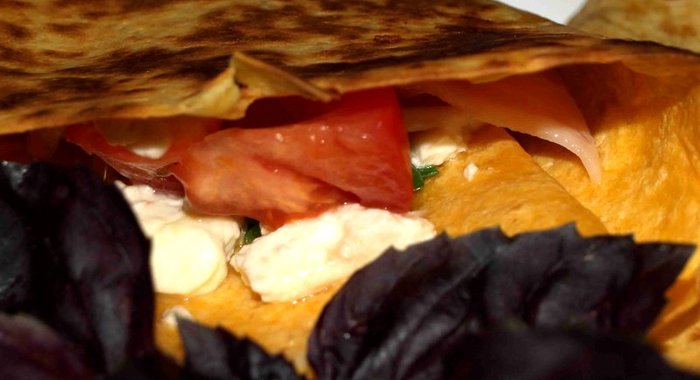 Сырная тортилья с брынзой, помидорами и беконом