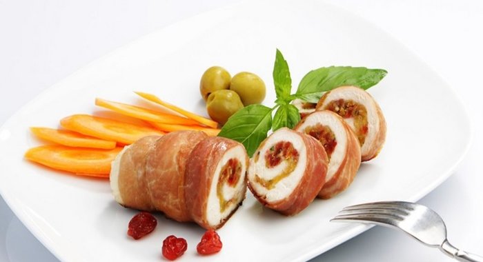 Куриный рулет в пищевой пленке