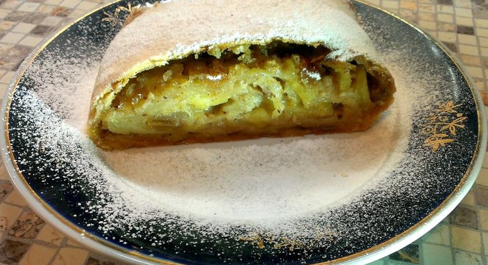 Штрудель с яблоками и корицей