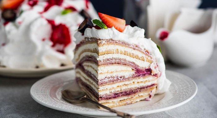 Креп-торт с творожно-сливочным кремом и ягодами