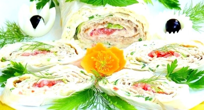 Рулет с горбушей и помидорами