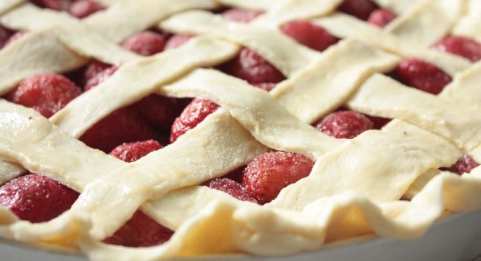 Песочный пирог с клубникой