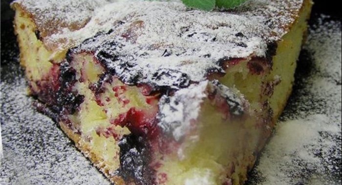 Пушистая ягодная шарлотка