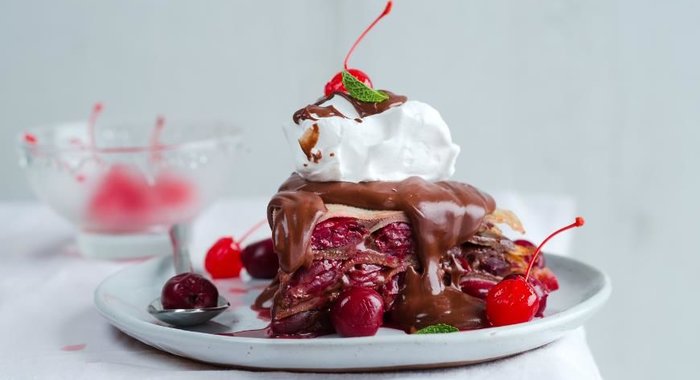 Блинный торт Пьяная вишня в шоколаде