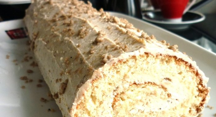 Рулет с начинкой из творога и халвы