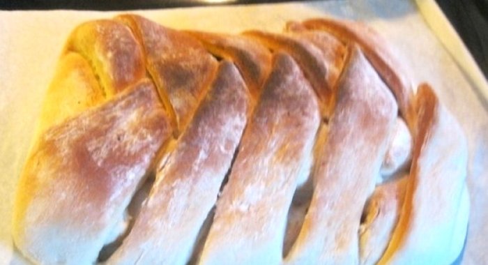 Пирог с рыбой и луком