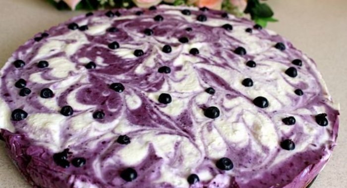 Творожно-черничный торт без выпечки