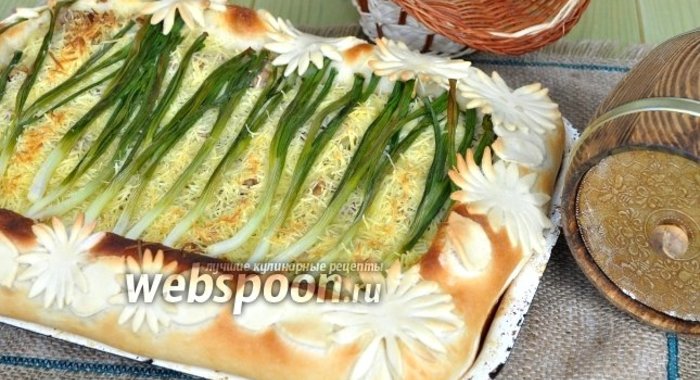 Открытый пирог с картофелем, фаршем, зелёным луком и сыром