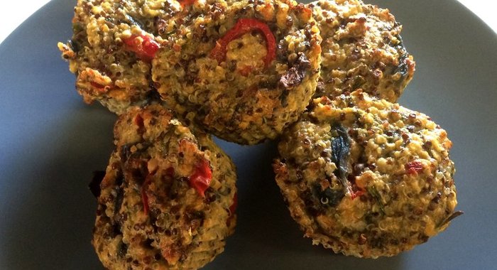 Овощные маффины из киноа с копченым лососем