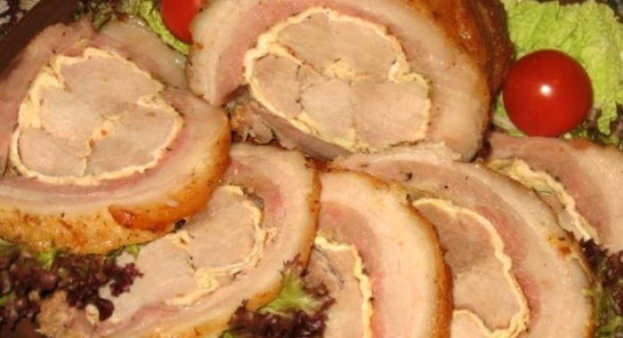 Мясной рулет, фаршированный омлетом