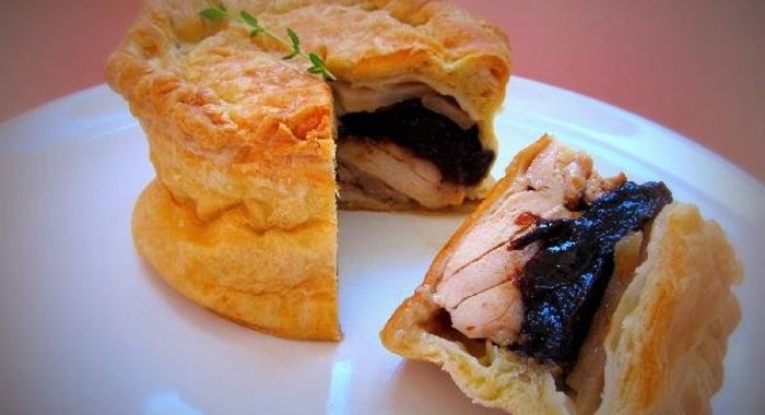 Мини-пирог с курицей и черносливом