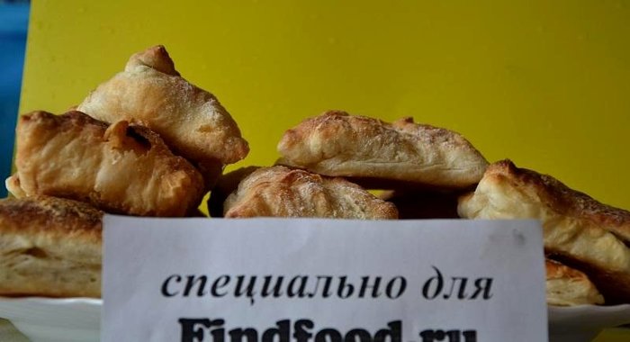 Слойки с яблоками и сахаром