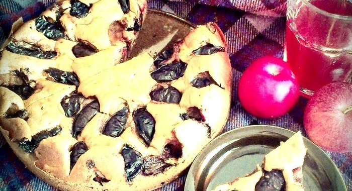 Коричный пирог со сливами