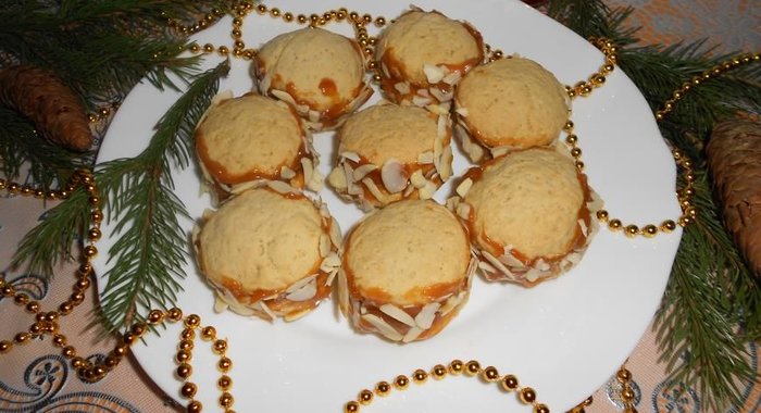 Печенье с вареной сгущенкой и миндальными лепестками