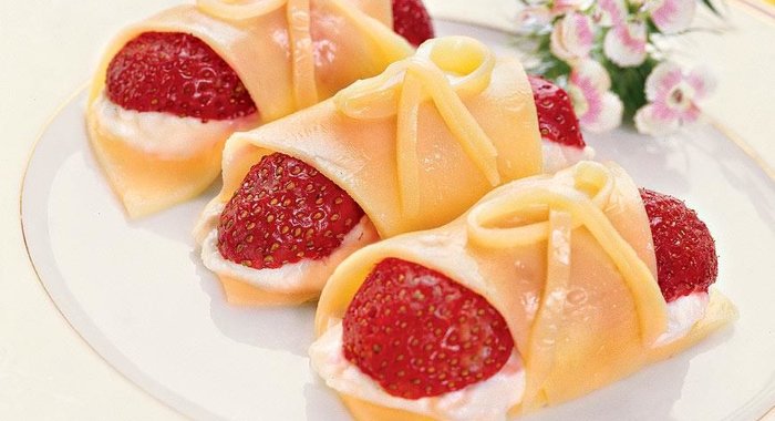 Рулетики из сыра и клубники