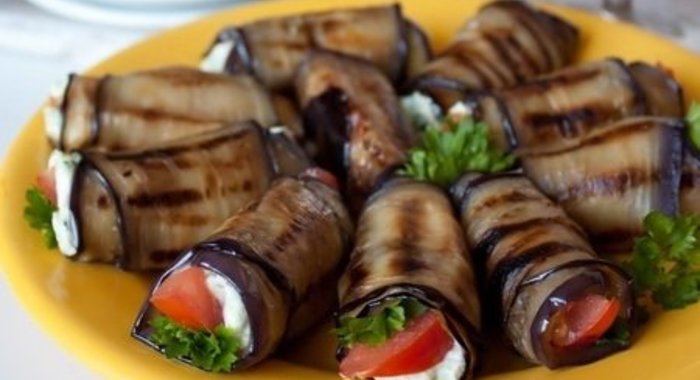 Рулетики из баклажанов с сыром фета