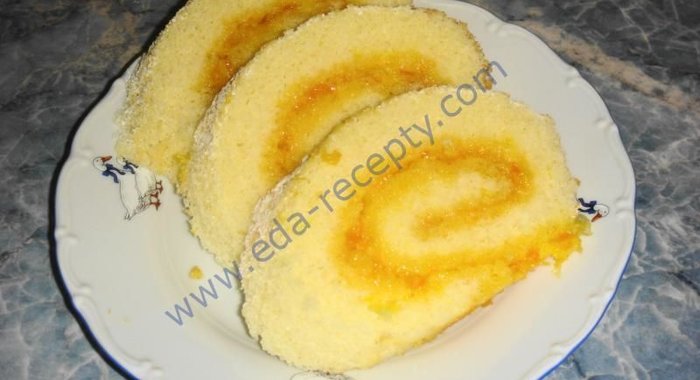 Бисквитный рулет с вареньем