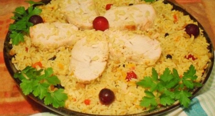 Плов из индейки с вишней и изюмом