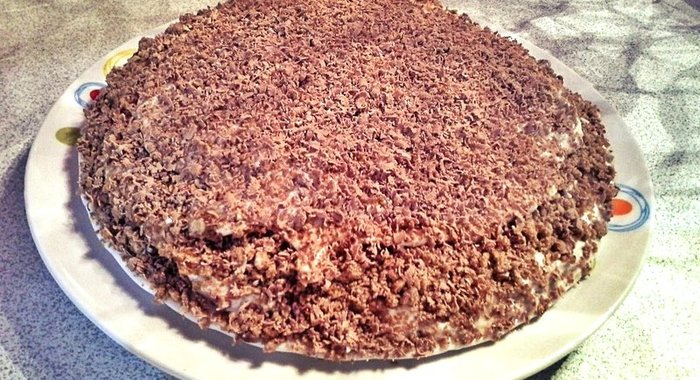 Холодный пряничный торт со сметанным кремом и бананами