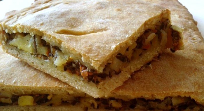 Пирог с грибной икрой и картошкой