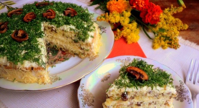 Грибной бисквитный торт