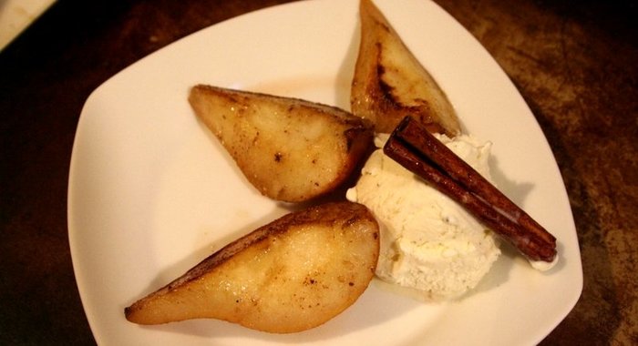 Жареные груши с карамельным соусом