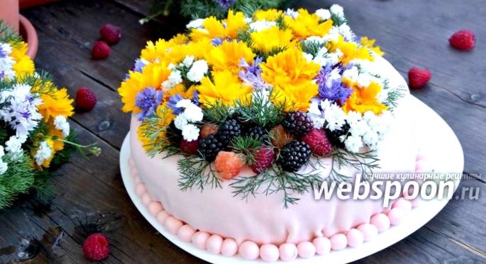 Бисквитный торт с ягодами и живыми цветами