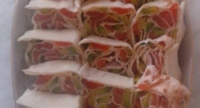 Рулетики с красной рыбой и авокадо