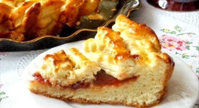 Сдобный дрожжевой пирог с повидлом