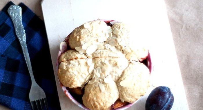 Сливовый коблер с миндалем