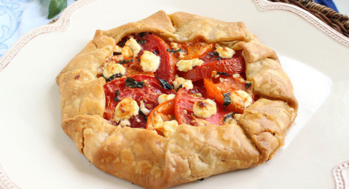 Кростата с томатами и козьим сыром