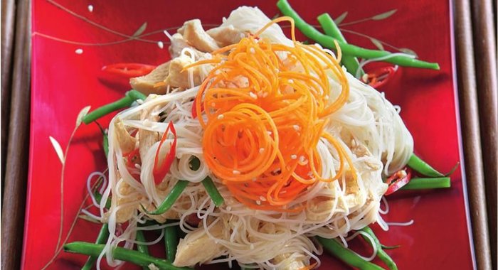 Азиатский салат с курицей и кунжутом