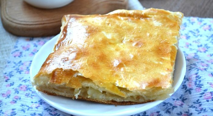 Пирог из слоеного теста с яблоками