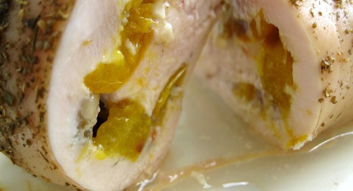 Рулет из курицы с алычой и грецкими орехами