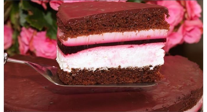 Шоколадный торт со сливочно-смородиновой прослойкой