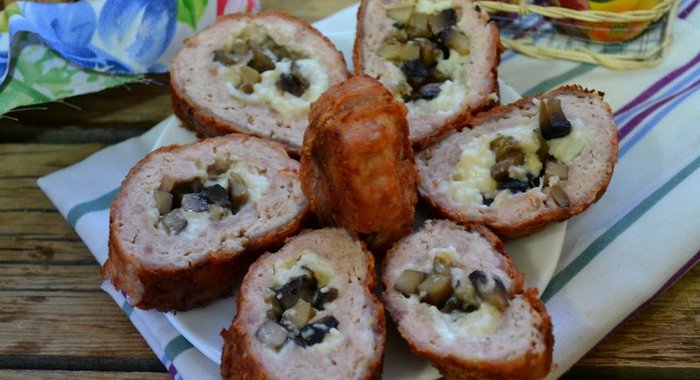 Мясной рулет с грибами и сыром