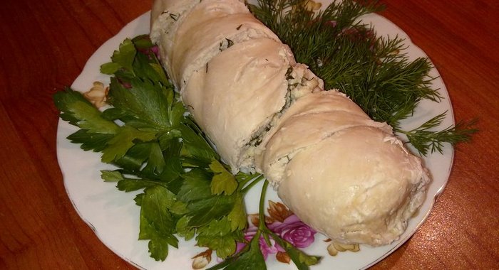 Куриный рулет с брынзой и зеленью